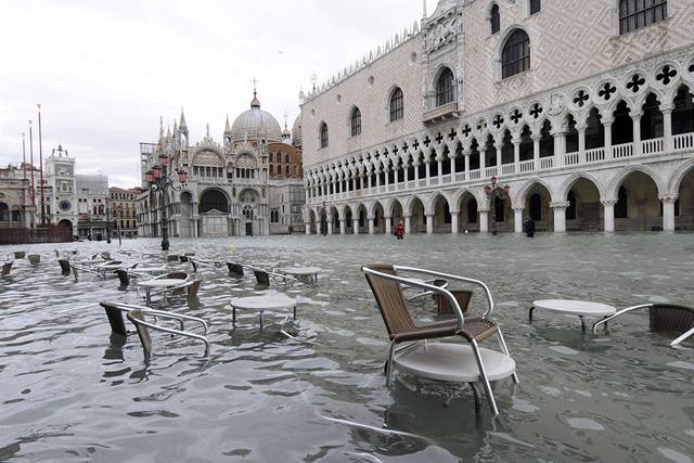 Velká voda odnáí kavárenské idle a stolky. Benátky zasáhly rekordní záplavy
